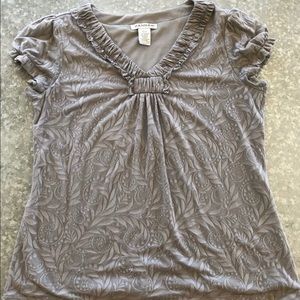 Woman’s Gray Paisley Top. SZ M